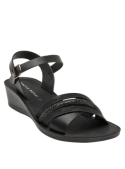 Sandalia de mujer en pu negro, estilo casual, con forro suave y diseño moderno para salidas veraniegas.