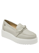 Zapato de cuero gris casual para mujer, ideal para oficina y eventos, con taco plano de 5 cm y punta redonda.