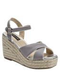 Detalle del material de cuero lila premium en sandalia casual de mujer.