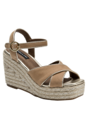 Sandalia de cuero café para mujer con taco cuña de 10 cm, estilo casual y punta abierta.