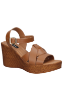 Sandalia de cuero café para mujer con taco cuña de 8.5 cm, estilo casual y punta abierta.
