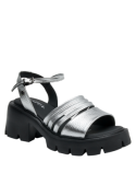 Sandalia de cuero plata para mujer con taco bloque de 8 cm y punta abierta, estilo casual y contemporáneo.