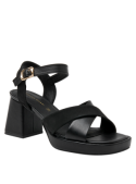 Elegante sandalia de cuero negro para mujer, ideal para el verano.