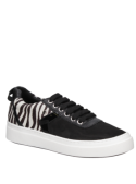 Zapatilla de mujer en cuero con diseño animal print, estilo urbano y punta redonda.