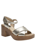 Sandalia femenina color oro de cuero, con forro de poliuretano y diseño casual único.