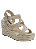 Sandalia de cuero beige con taco cuña, mostrando su acabado premium y estilo único.