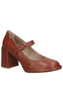 Elegante zapato café de cuero, ideal para un look casual sofisticado en mujeres.