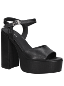 Sandalia de mujer negra de charol en cuero con taco bloque de 12 cm y punta abierta.