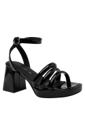 Sandalia con taco bloque de 7 cm en negro, diseñada para brindar comodidad y elegancia.