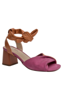 Detalle del diseño contemporáneo y vanguardista en sandalia multicolor de cuero para mujer.