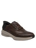 Zapato casual marrón de cuero para hombre, con detalles de costuras y suela resistente, añade soporte y estabilidad.