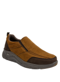 zapatilla tipo mocasín sin cordones en cuero camel para hombre, perfecta para ocasiones informales o semi-formales.