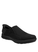 Zapatilla negra masculina, diseño clásico y funcional en cuero y textil, ideal para un estilo casual y sofisticado.