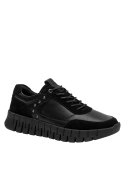 Zapatilla casual negra de mujer, combinando materiales suaves y gamuza, perfecta para uso cotidiano e informal.