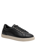 Zapatilla negra de cuero para mujer con refuerzo decorativo en el talón, ofreciendo estabilidad y detalle llamativo.