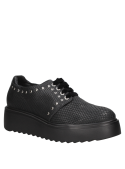 Zapato negro casual de cuero para mujer que combina elegancia y altura con su textura escamada y detalles metálicos.