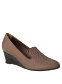 Zapato de cuero café para mujer, estilo mocasín, con puntera cerrada y sin cordones, ideal para un calce cómodo y rápido.