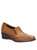 Calzado de cuero camel para mujer, estilo mocasín con suela de cuña, versátil para actividades cotidianas y eventos formales.