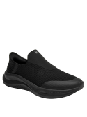 Zapatilla negra casual masculina con detalle decorativo en la parte superior, suela acanalada para mejor tracción.