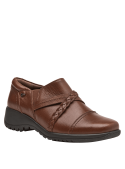 Zapato café de cuero para mujer, estilo casual con detalle trenzado elegante en la parte frontal.