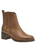 Botín de cuero camel para mujer, diseño clásico y casual, ideal para uso diario por su estilo y funcionalidad.