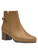Botín de cuero camel para mujer, con textura granulada y diseño elegante que combina estilo casual y sofisticado.