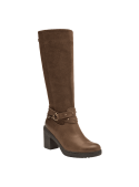 Bota café de cuero con suela antideslizante, combina sofisticación y funcionalidad en diferentes superficies.