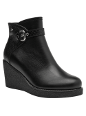 Botín negro de cuero para mujer, diseño elegante con taco corrido, ideal para un look urbano y versátil.