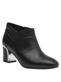 Botín negro de cuero para mujer, elegante y moderno, ideal para atuendos formales o casuales, con detalle texturizado.