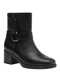 Elegante botín negro de cuero para mujer, altura media del caño, combina funcionalidad con un aspecto pulcro y artesanal.