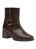 Botín de cuero marrón para mujer, casual, con cierre trenzado y hebilla, ideal para uso diario y formal.