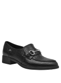 Calzado femenino de cuero negro, diseño mocasín clásico, superficie texturizada tipo reptil y detalle metálico elegante.