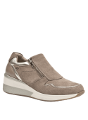 Zapatilla de cuero taupe para mujer, funcional y práctica, perfecta para el día a día, con diseño sofisticado.