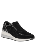 Zapatilla para mujer en cuero negro, estilo casual, con detalles contrastantes en el talón y suela elevada.