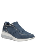 Zapatilla azul de cuero para mujer, diseño moderno, sin cordones, cierre lateral y suela gruesa para comodidad.