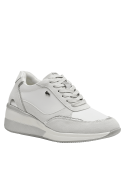 Zapatilla de cuero blanco para mujer, diseño moderno y urbano con materiales lisos y gamuza.
