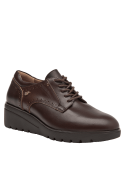 Zapato oxford marrón de cuero para mujer, con costuras y perforaciones elegantes. Ideal para todo tipo de ocasión.