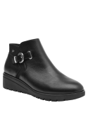 Botín negro de cuero liso con suela antideslizante y detalle en gamuza, perfecto para un look casual versátil.