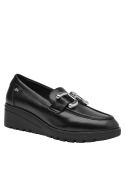 Calzado de cuero negro tipo mocasín, suela gruesa y estable, versátil para diversas combinaciones y estilos.