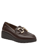 Zapato casual de mujer en cuero marrón, diseño mocasín clásico con detalle metálico, ideal para un look versátil.