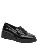 Zapato negro de charol para mujer con hebilla, diseño mocasín clásico-moderno en cuero, ideal para eventos formales.