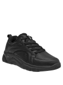 Zapatilla negra urbana para hombre, diseño robusto y funcional, con material sintético resistente y costuras modernas.