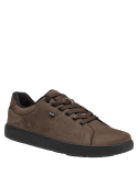 zapatilla urbana café de cuero para hombre, versátil y cómoda, adecuada para caminar largas distancias.