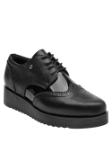 Calzado oxford de cuero negro para mujer, mezcla de acabados brillantes y mates, adecuado para looks formales y casuales.