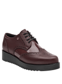 Zapato oxford burdeos de cuero para mujer, detalles brogue, acabado brillante y mate, ideal para estilo casual elegante.