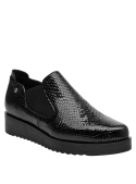 Zapato de mujer negro de cuero estilo mocasín, sin cordones, con textura de reptil, ideal para un look casual y cómodo.