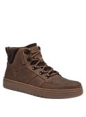 Botín de cuero café para hombre, diseño moderno con cordones gruesos y pasadores de metal que aseguran un ajuste firme.