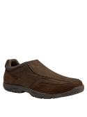 Zapato mocasín de cuero café para hombre, estilo casual, con empeine liso y costuras visibles que aportan elegancia.