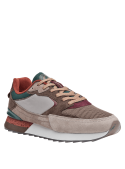 zapatilla multicolor casual masculina, cuero y malla en la parte superior, diseño moderno con detalles perforados.