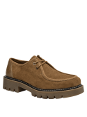 Zapato de cuero camel para mujer con diseño casual y elegante, ideal para vestir, presenta detalles robustos y funcionales.